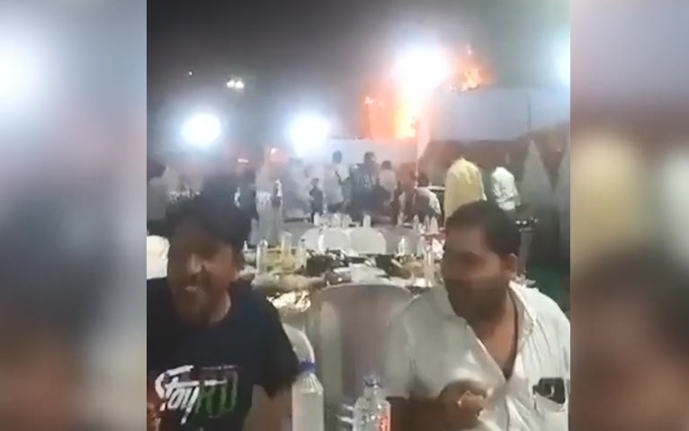 Sững sờ cảnh 2 nam giới thản nhiên tiếp tục ăn tiệc cưới dù lửa dữ bùng cháy phía sau lưng